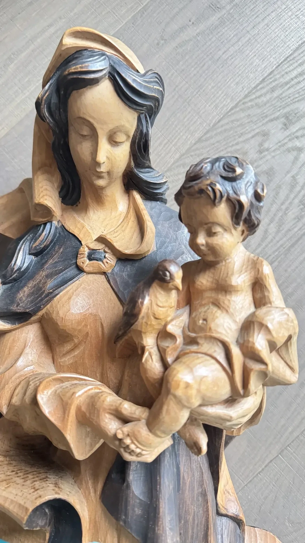 Geschnitzte Madonna mit Kind