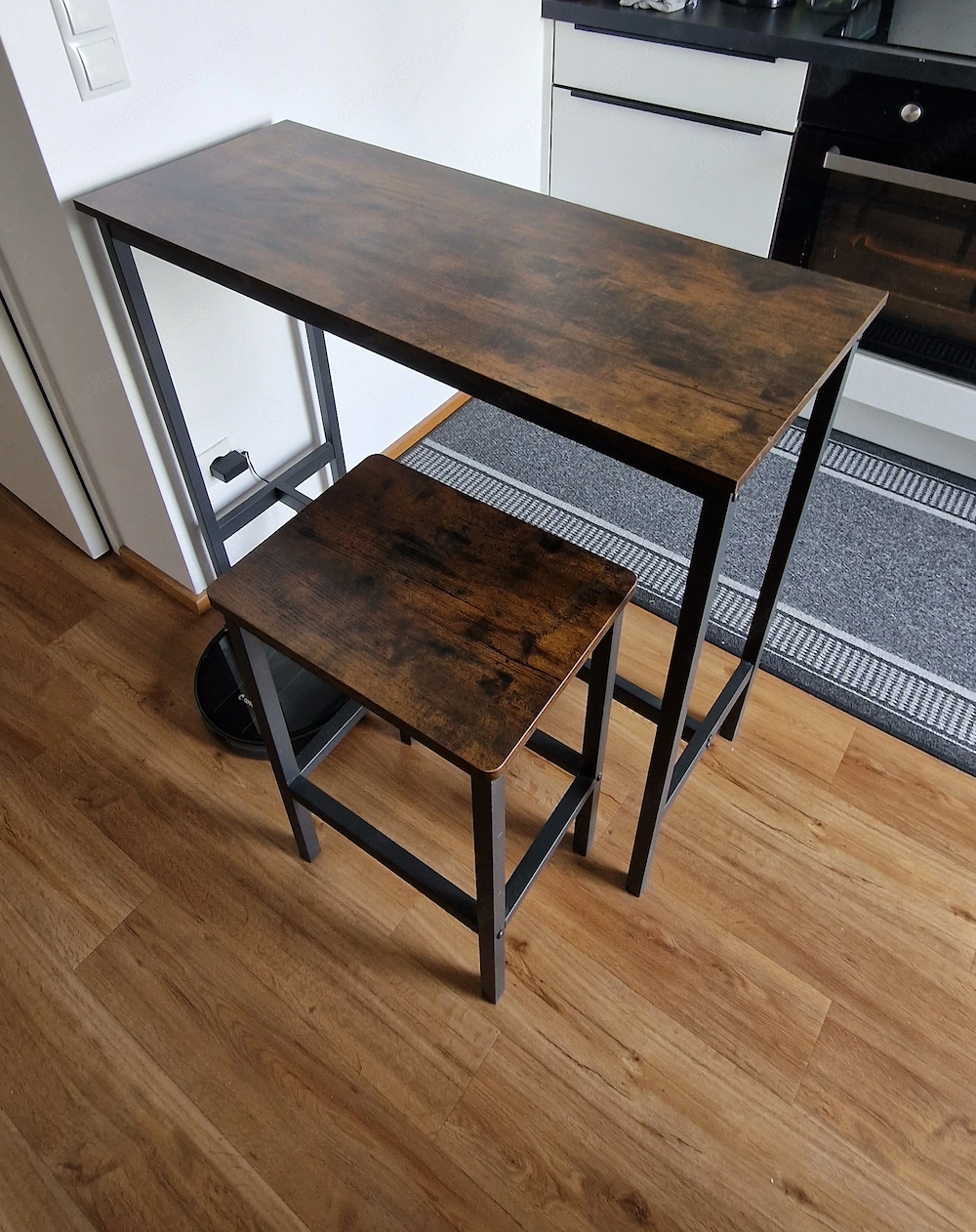 Verkaufe kleinen neuwertigen Tisch inklusive Hocker