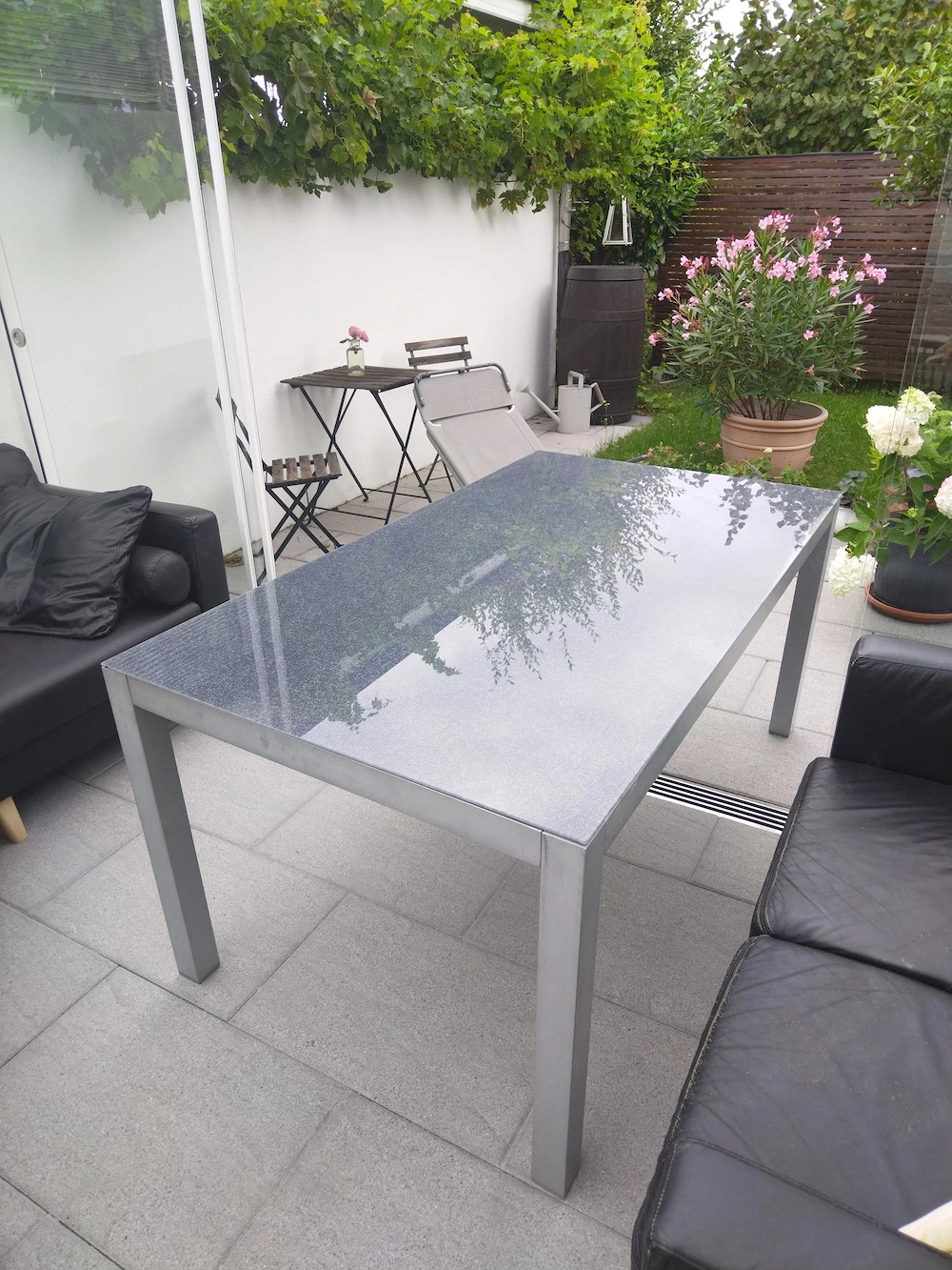 Tisch mit Glasplatte