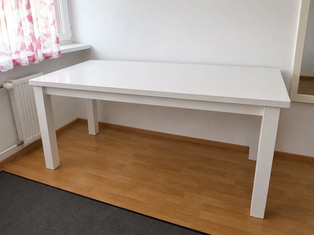 weißer Tisch