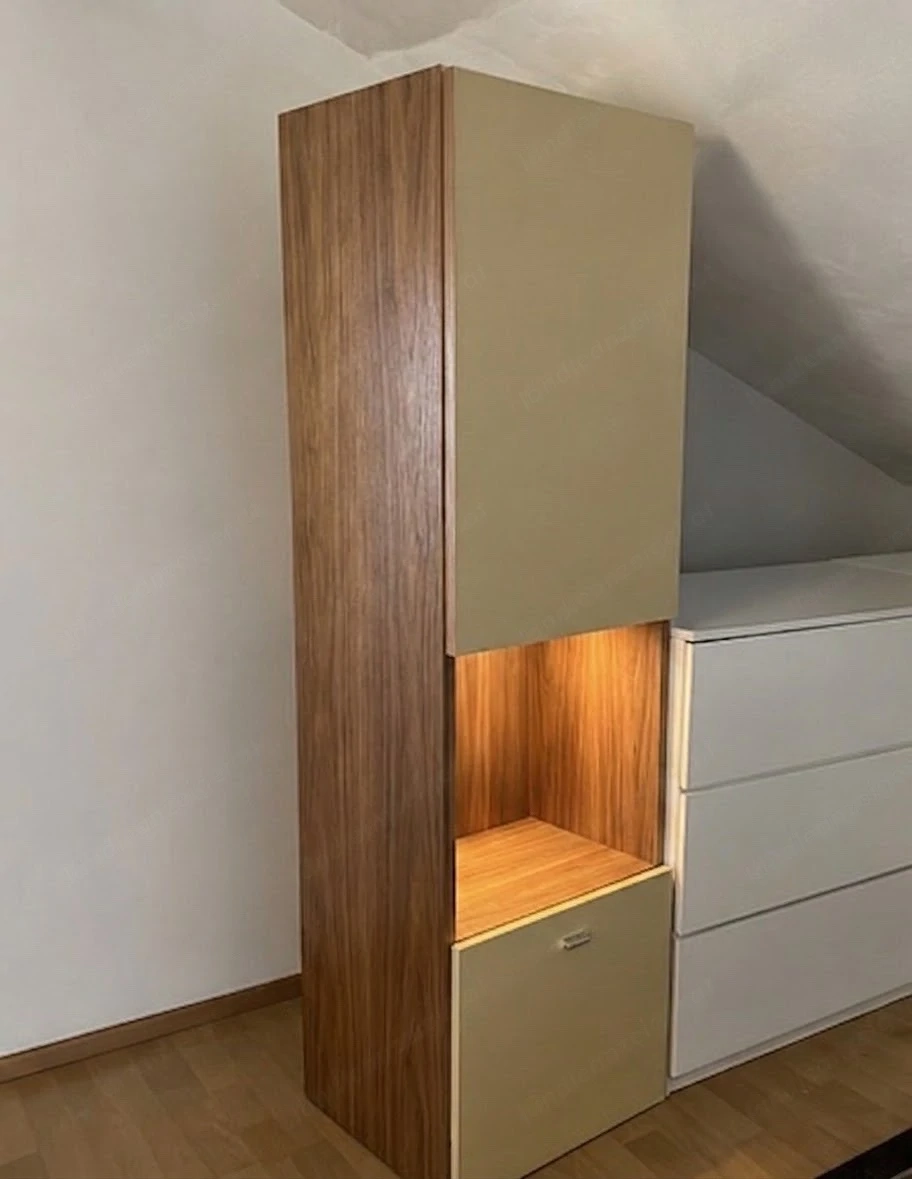 Schrank mit beleuchtetem Fach