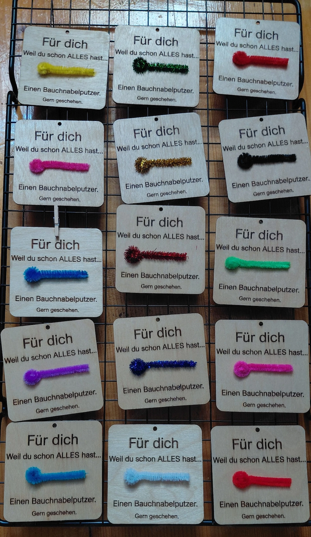 Holz Schild Tafel "Bauchnabelputzer" gelasert 7,3 cm x 7,3 cm x 2 mm