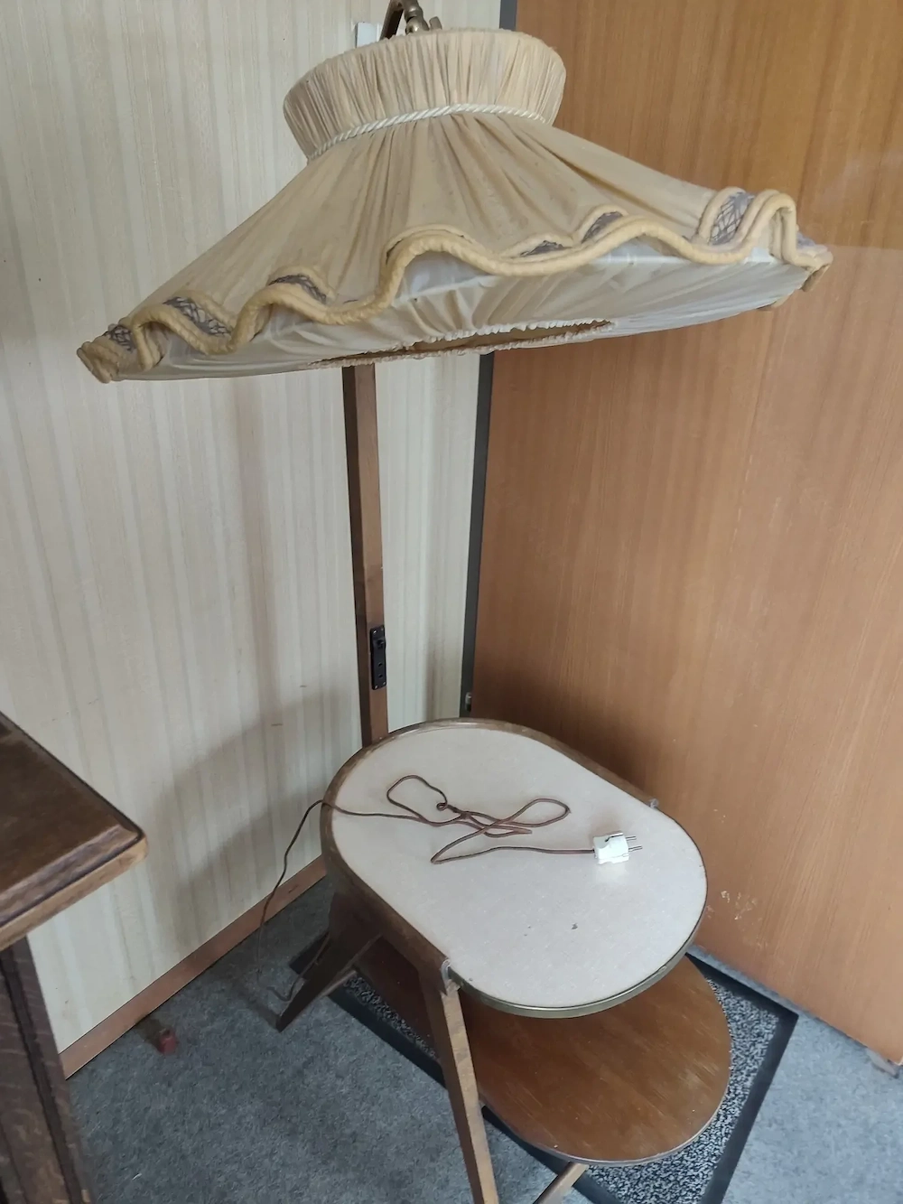 Vintage Stehlampe mit Ablage Tisch 50er Jahre