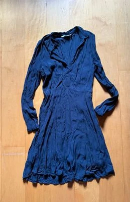 Kurzes Kleid mit langen Ärmeln
