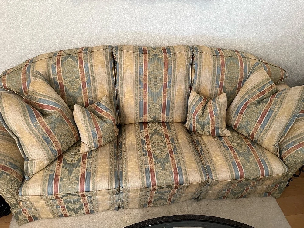 Klassische Landhaus-Sitzgarnitur: 3er-Sofa, 2er-Sofa, Sessel & Hocker