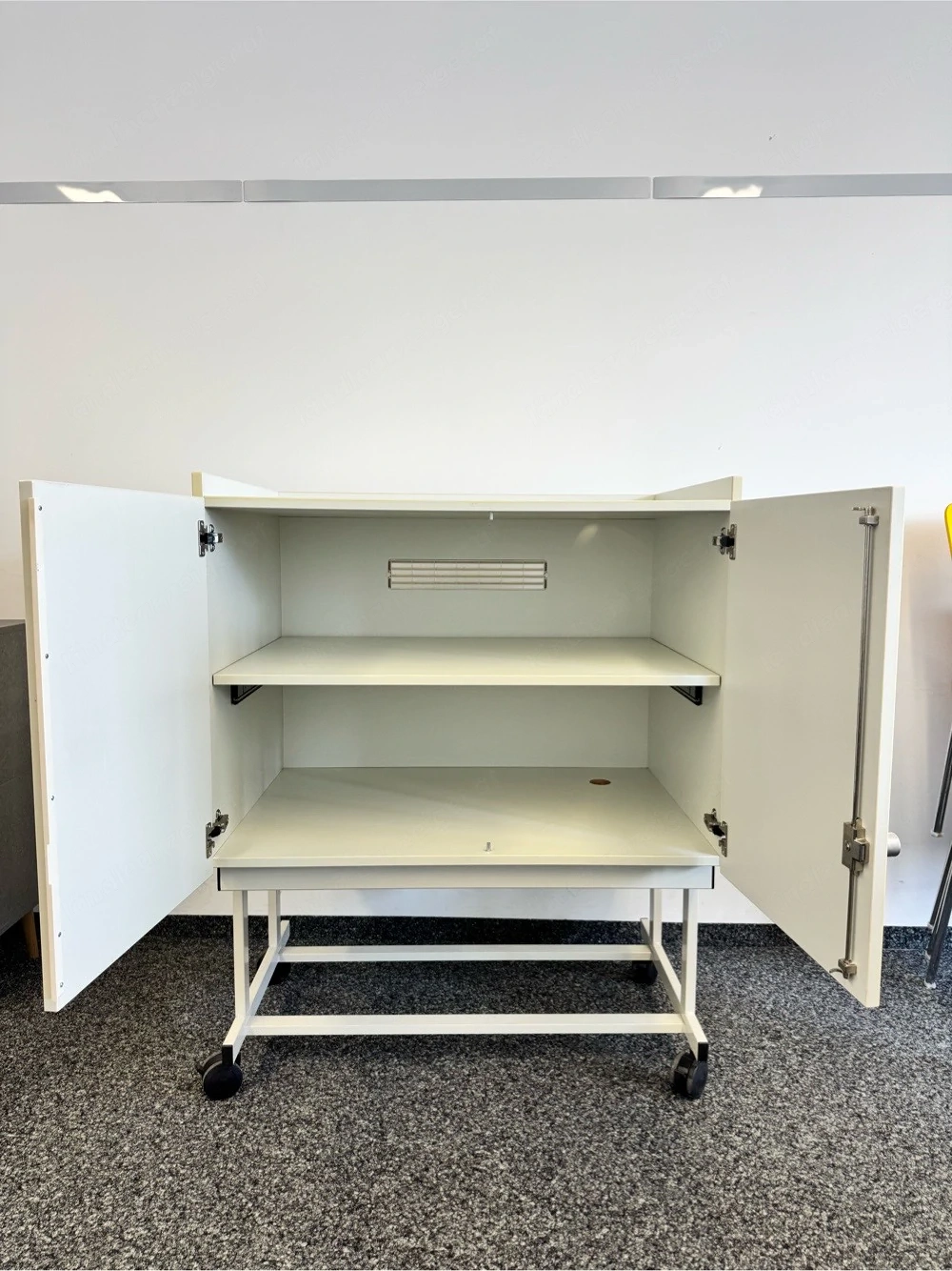 Bürobedarf Schrank Sessel Regal