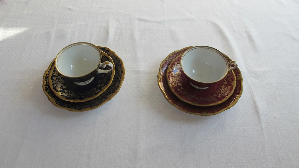 2 Porzellantassen und Dessertteller