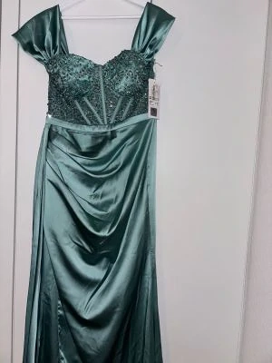Süßes Mädchenkleid Gr. 128 mit Blumenmuster und Schleife