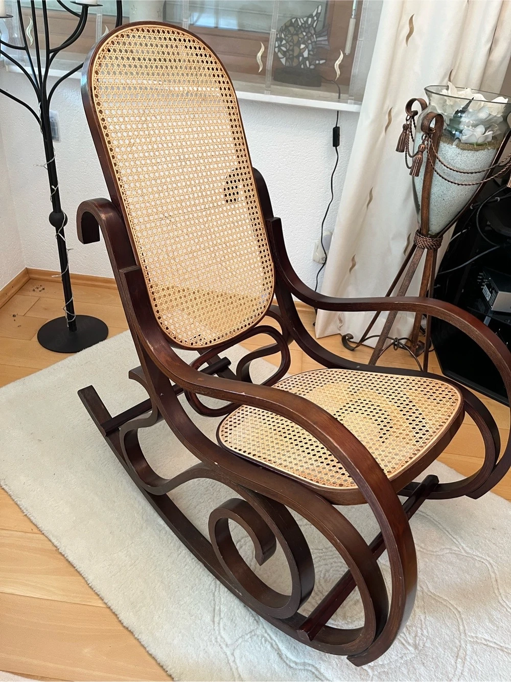 Schaukelstuhl im Thonet-Stil, Bugholz mit Wiener Geflecht