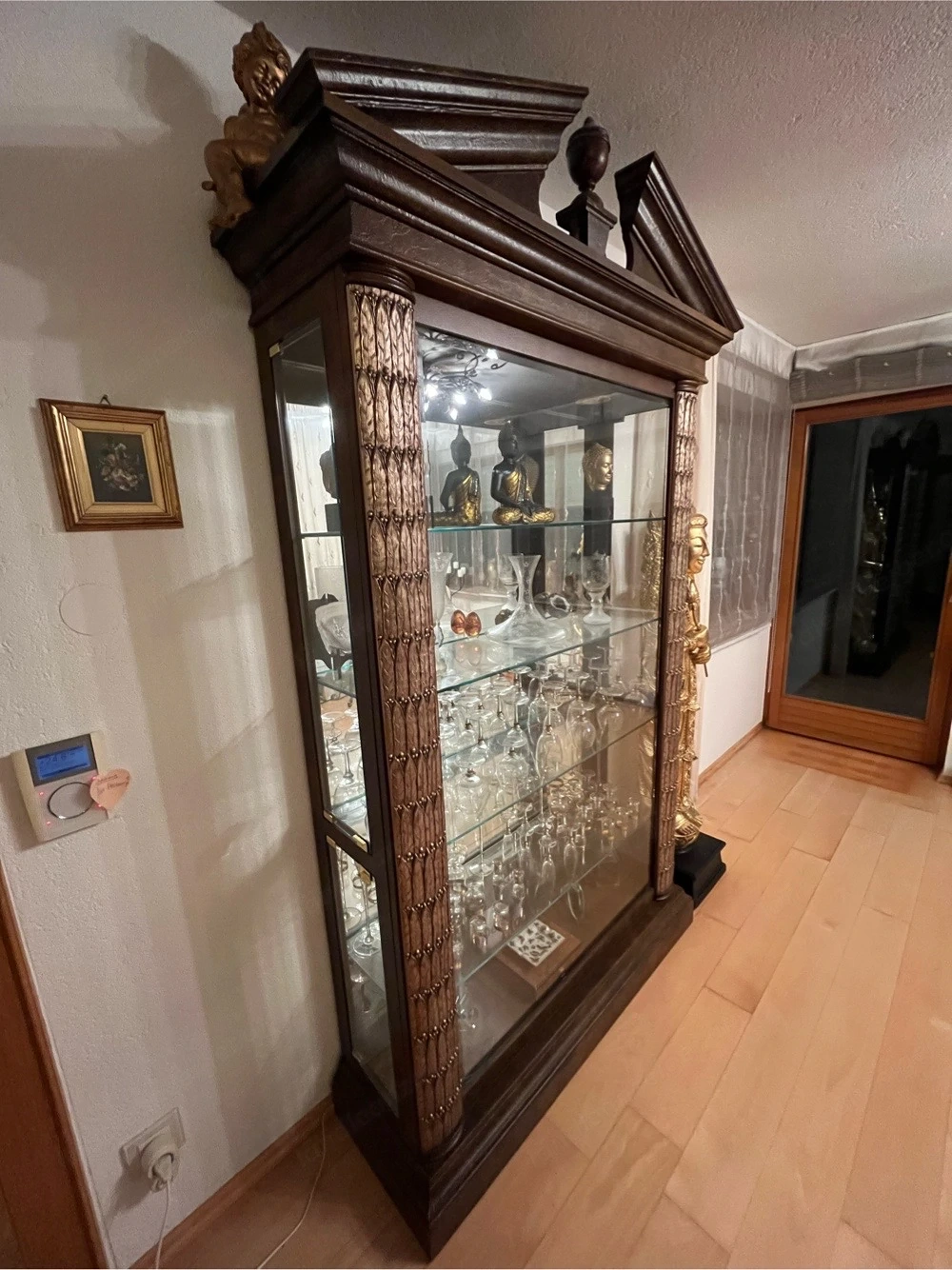 Prunkvolle Stil-Vitrine mit Beleuchtung & Spiegelrückwand (Optional inkl. Gläser)