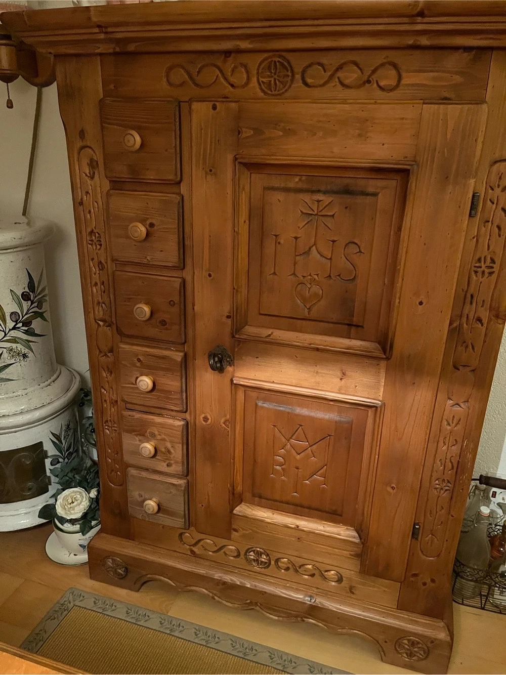 Wunderschöner Bauernschrank & Wandeckschrank   Massivholz geschnitzt (IHS   Maria)