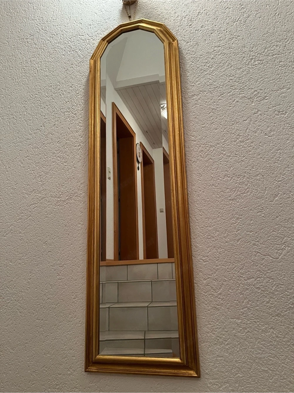 Eleganter Wandspiegel mit Goldrahmen, schmal-hochformatig