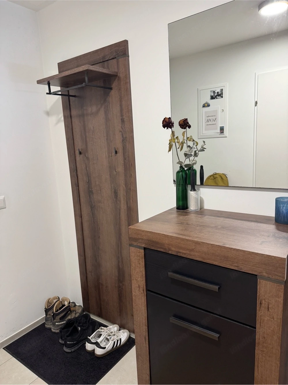 Garderobe mit Schrank