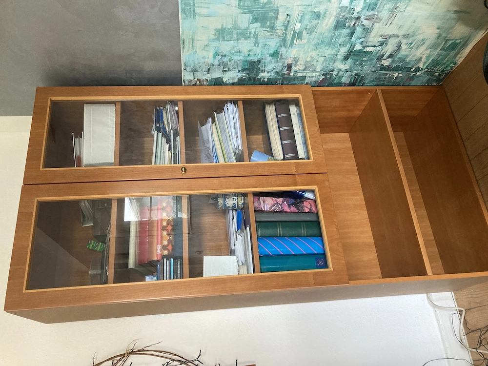 Holzvitrine mit Glasfront