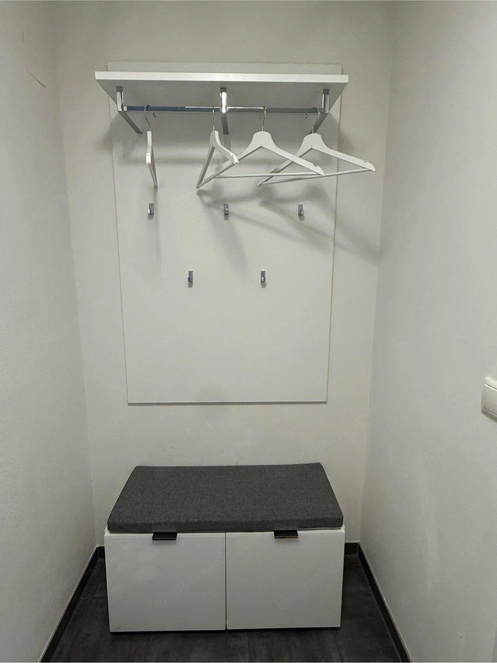Schuhschrank mit passendem Jackenaufsteller