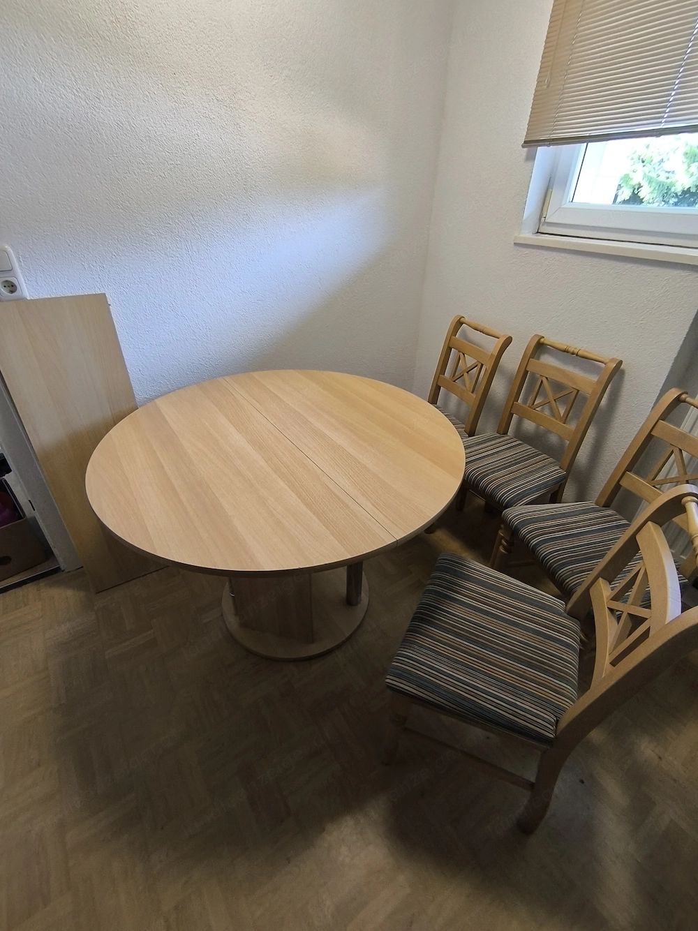 Tisch mit 5 Stühle 