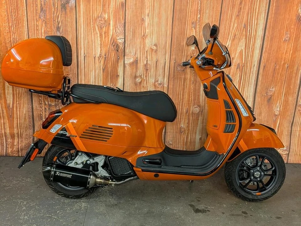 Roller Vespa GTS 125 Supersport mit Scheibe, Top-Case und Akrapovic