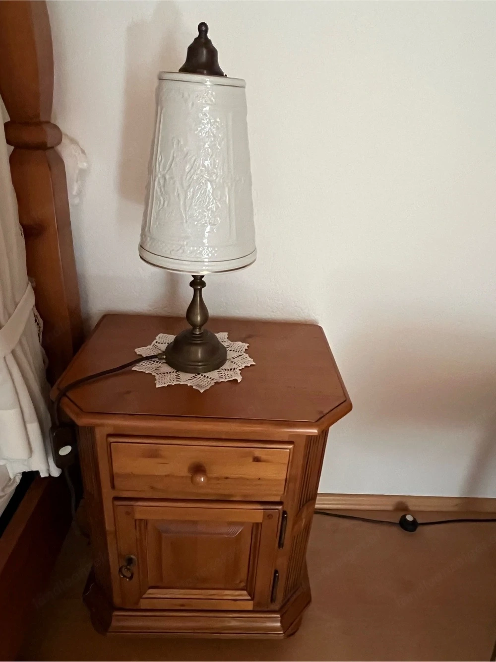 2x Massivholz Nachttische im Landhausstil inkl. 2 Tischlampen