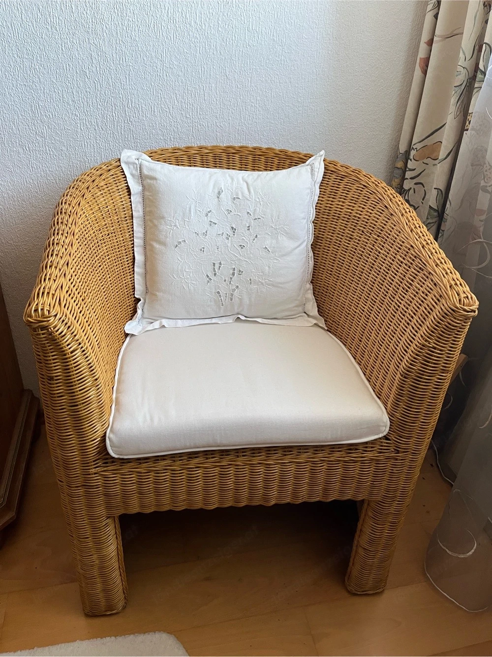 Gemütlicher Rattan Sessel   Korbsessel in Halbschalenform (inkl. Kissen)