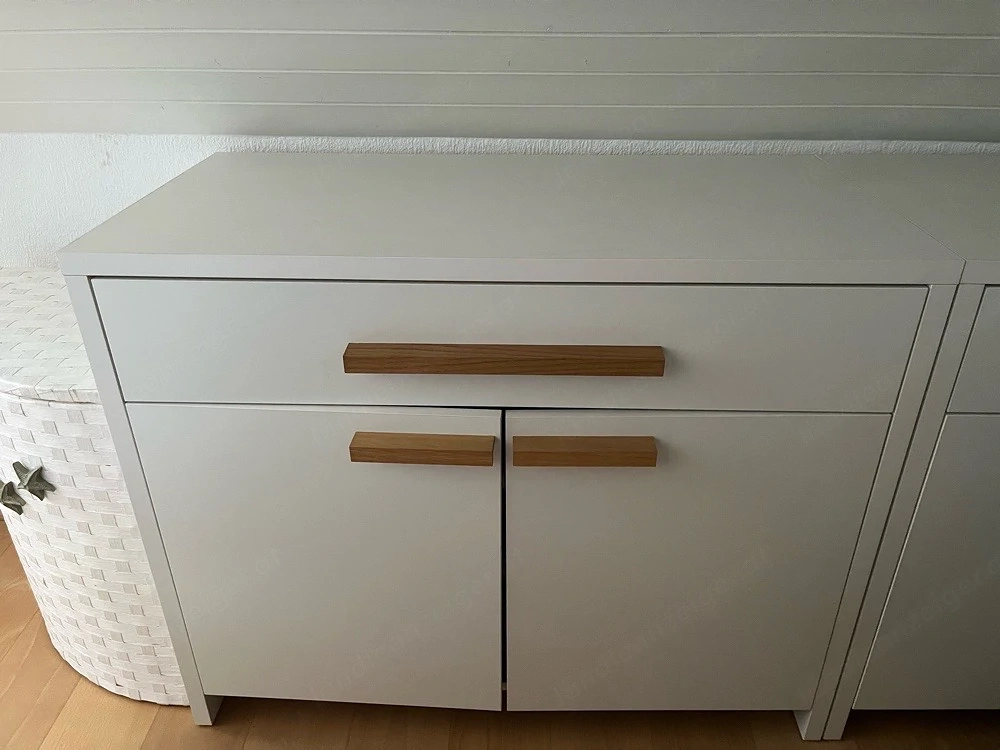 2x Moderne Kommode   Sideboard in Weiß mit Holzgriffen (Skandi Stil)