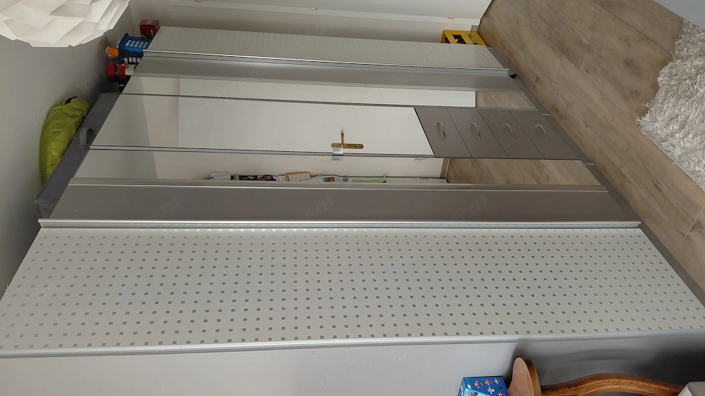 Kleiderschrank 