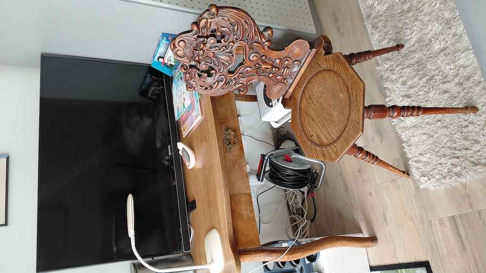 Stuhl und Tisch 