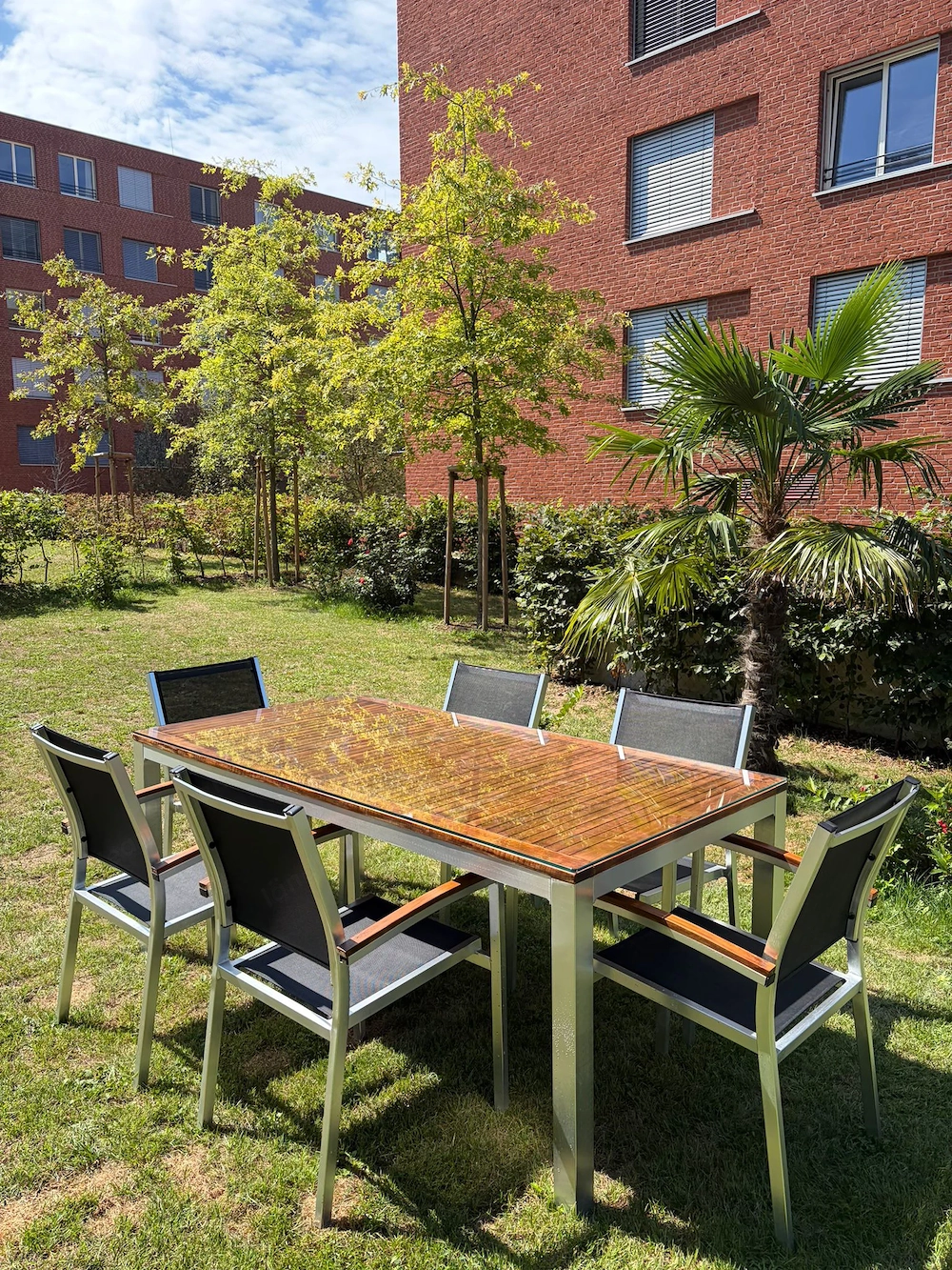 Gartenmöbel zu verkaufen (Tisch mit 6 Stühlen)
