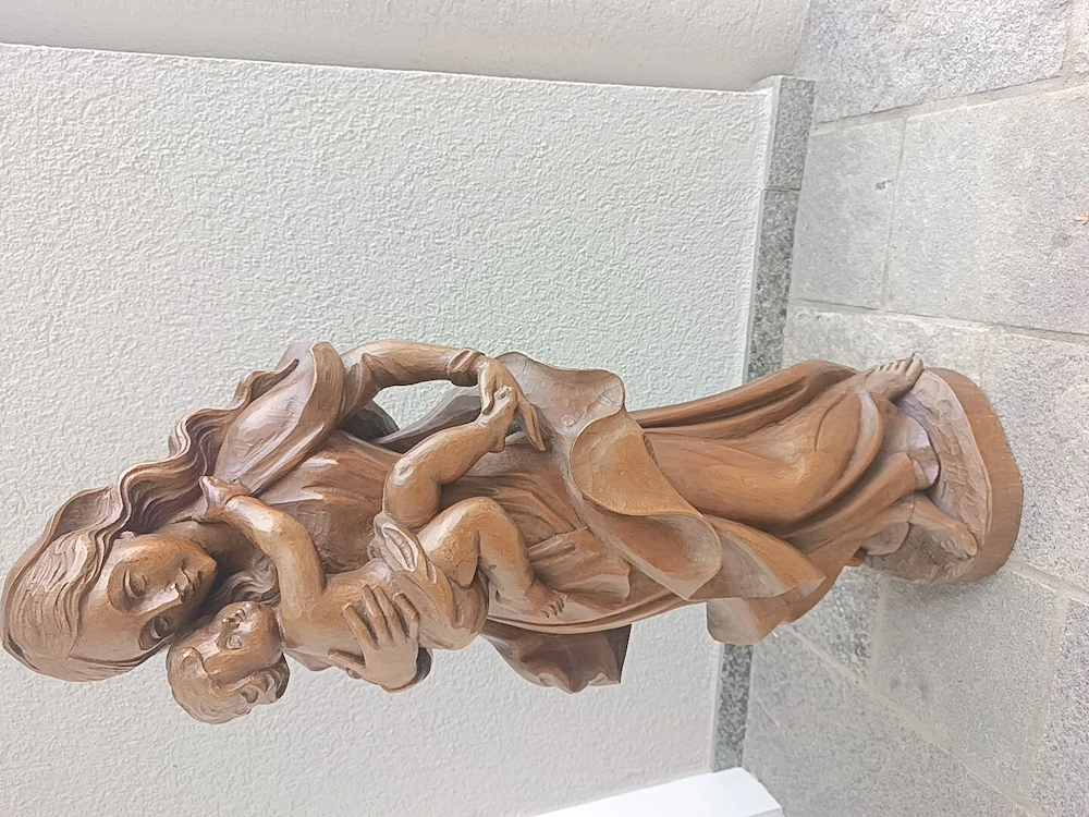Handgeschnitzte Madonna mit Jesuskind 