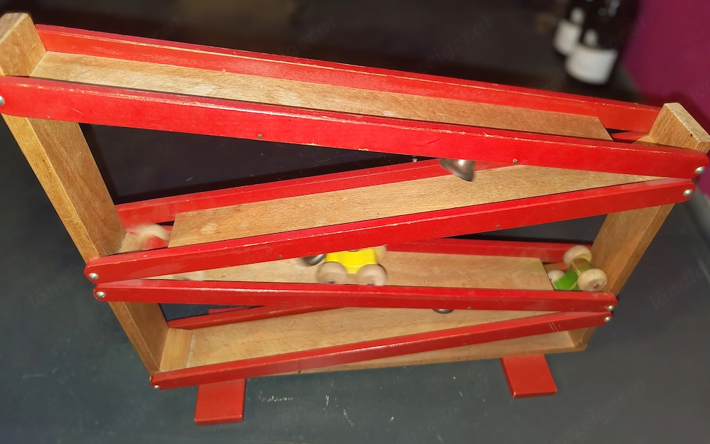 Kleine Bahn aus Holz mit Autos