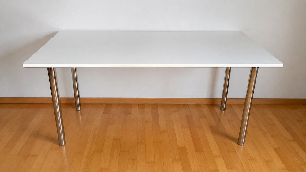 Schreibtisch, diverse Möbel, Regale