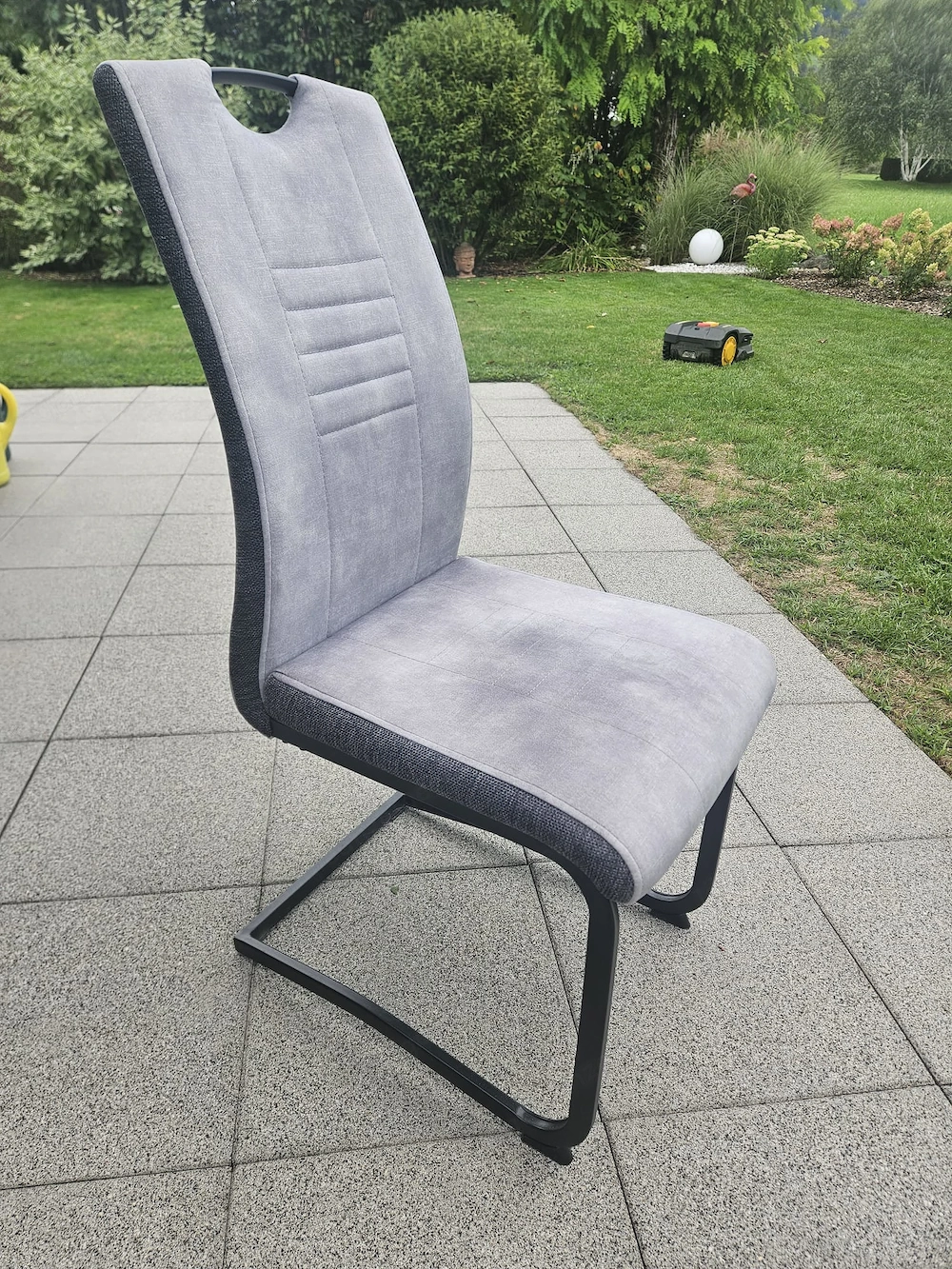 Schöne mittelgraue Schwingstühle 