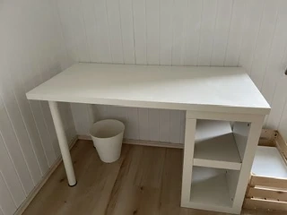 weißer Schreibtisch