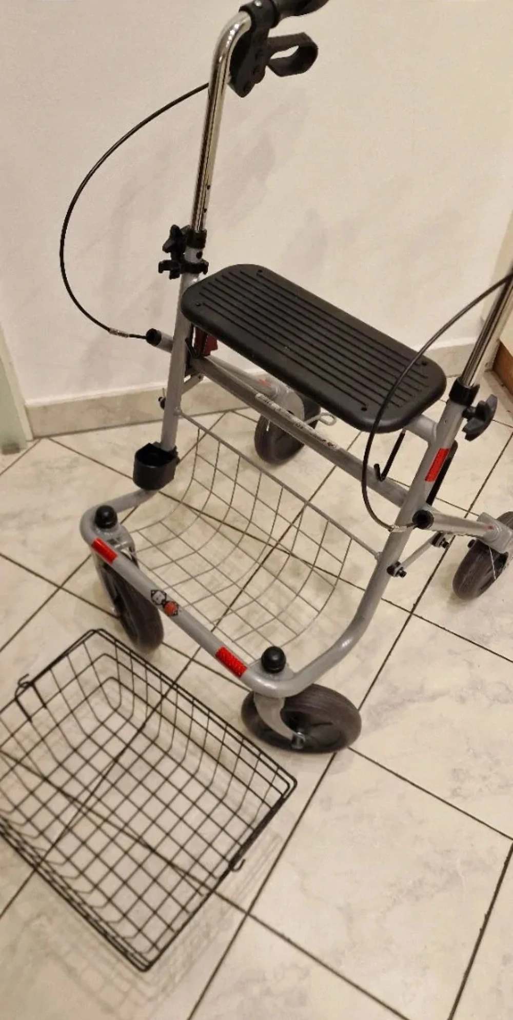 Rollator mit Sitzfläche und Korb 