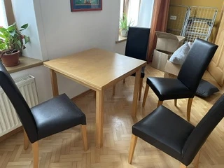Tisch mit Stühlen