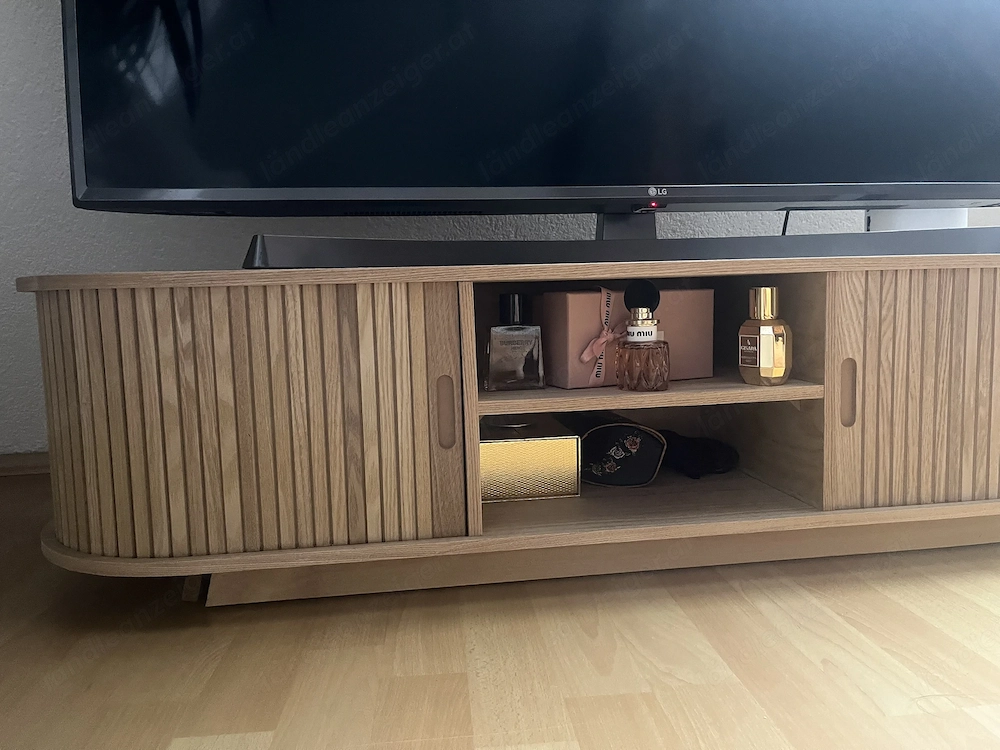 Fernseher mit Tv Board 