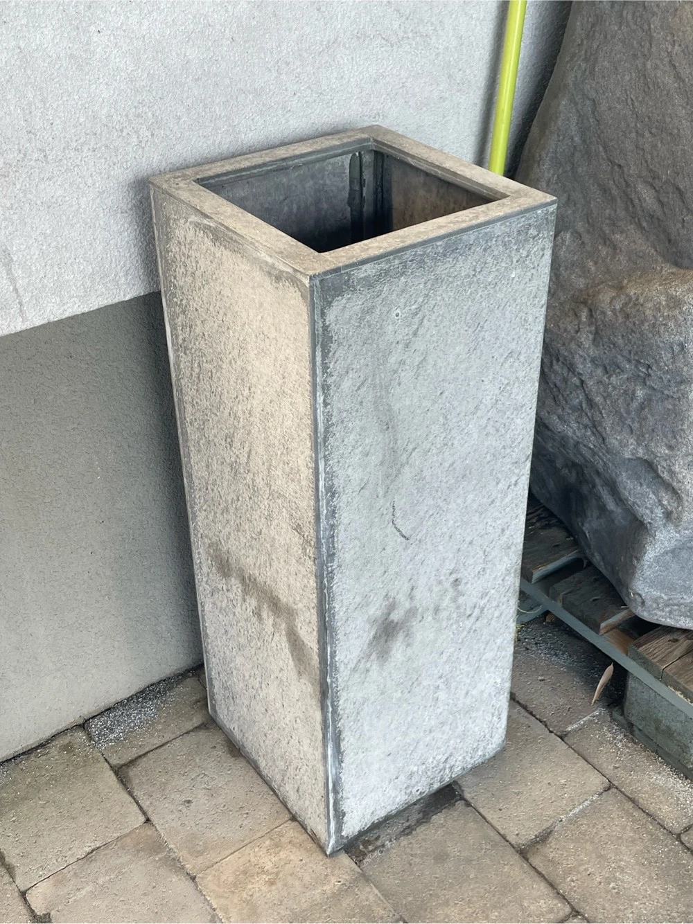 Pflanztopf in Betonoptik