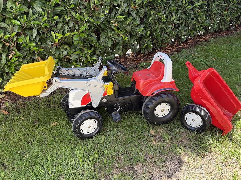 Steyr Traktor mit Frontlader und Anhänger