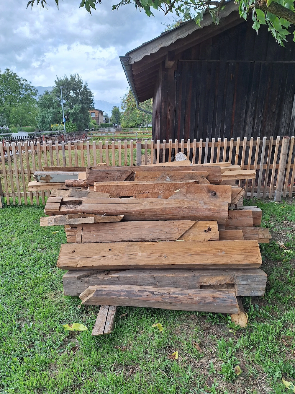 Altholzbalken Brennholz