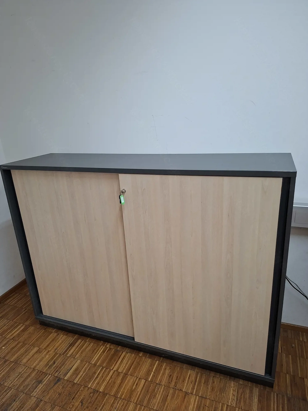 Moderner Neudörfer Schiebetürschrank in Ahorn Vulkangrau