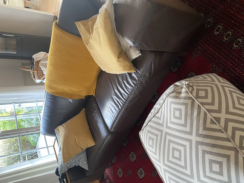 Zeitlos schlichte Ledercouch