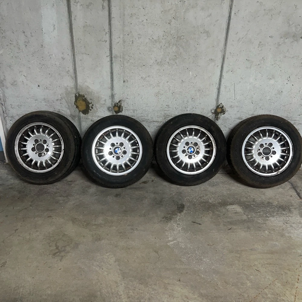4x BMW Alufelgen mit sommerreifen 205 60 15 