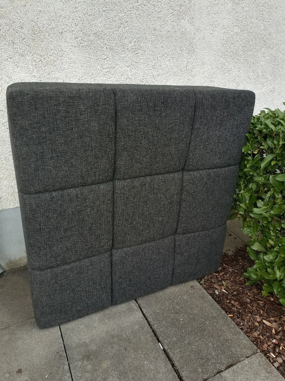 Hocker mit Füßen