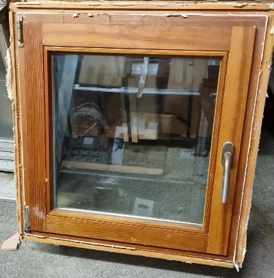 Fenster mit Rahmen und Fensterbank 77 x 77 cm