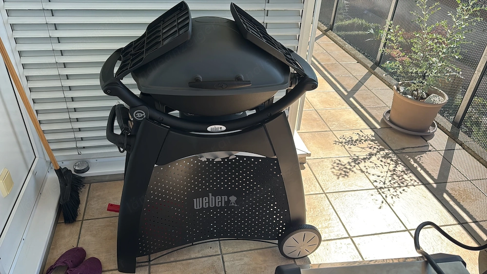 Verkaufe einen gebrauchten Weber Q2400 mit Rollwagen