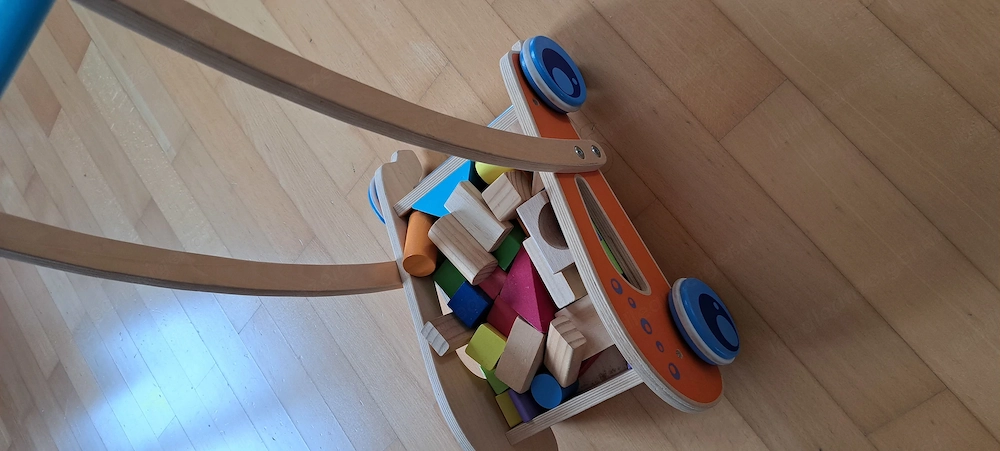 Lauflernwagen mit Holzklötzen