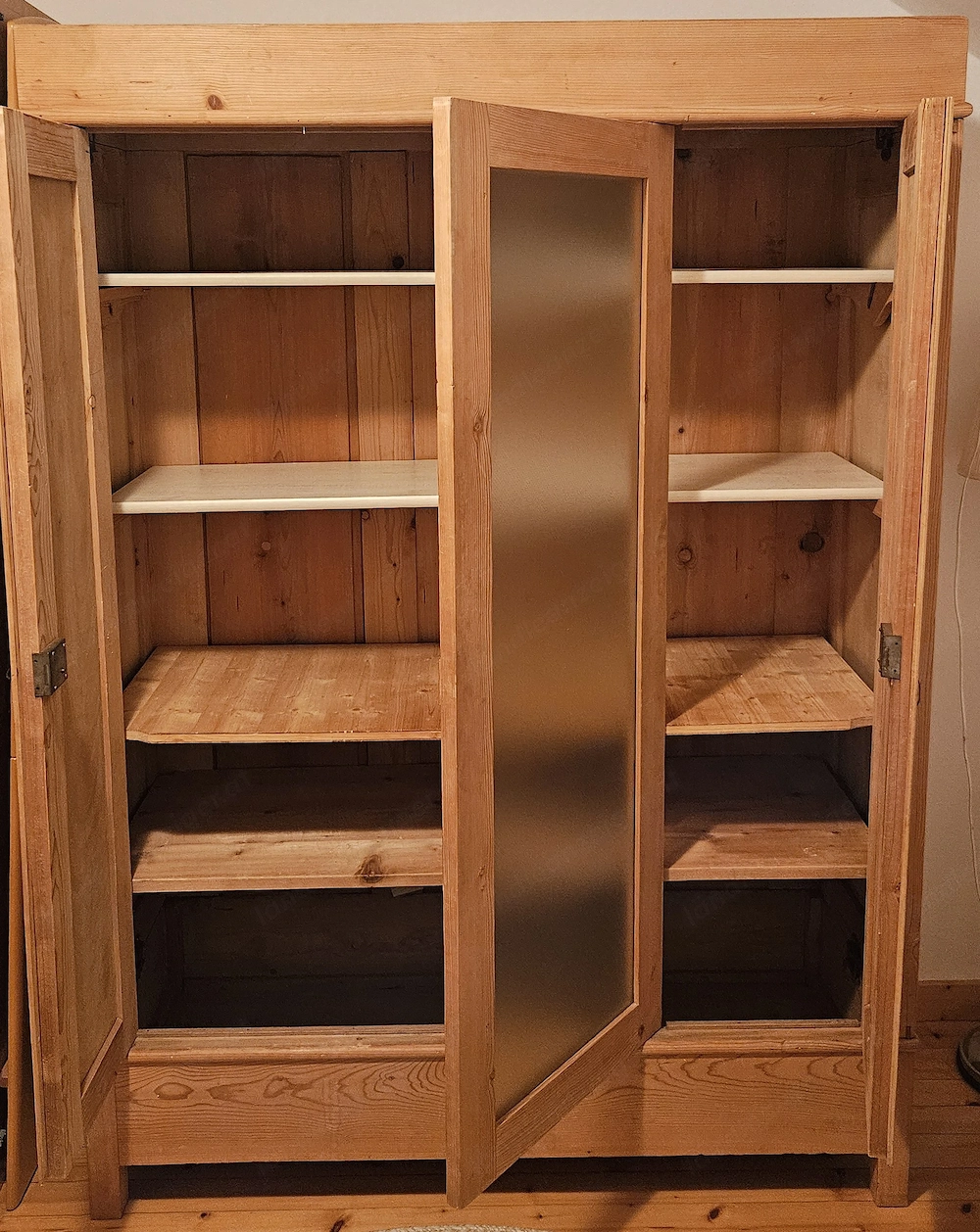 Alter Massivholzschrank, 2-türig + beweglicher Glaseinsatz, zerlegbar