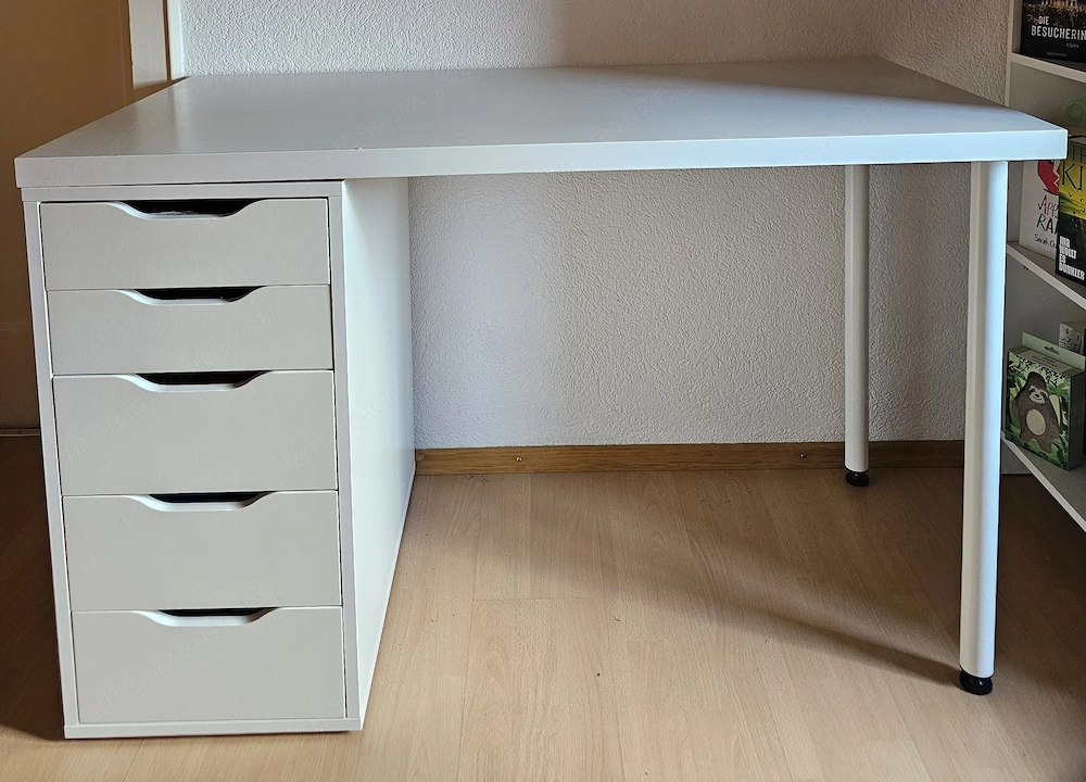 Schreibtisch mit Schubladen