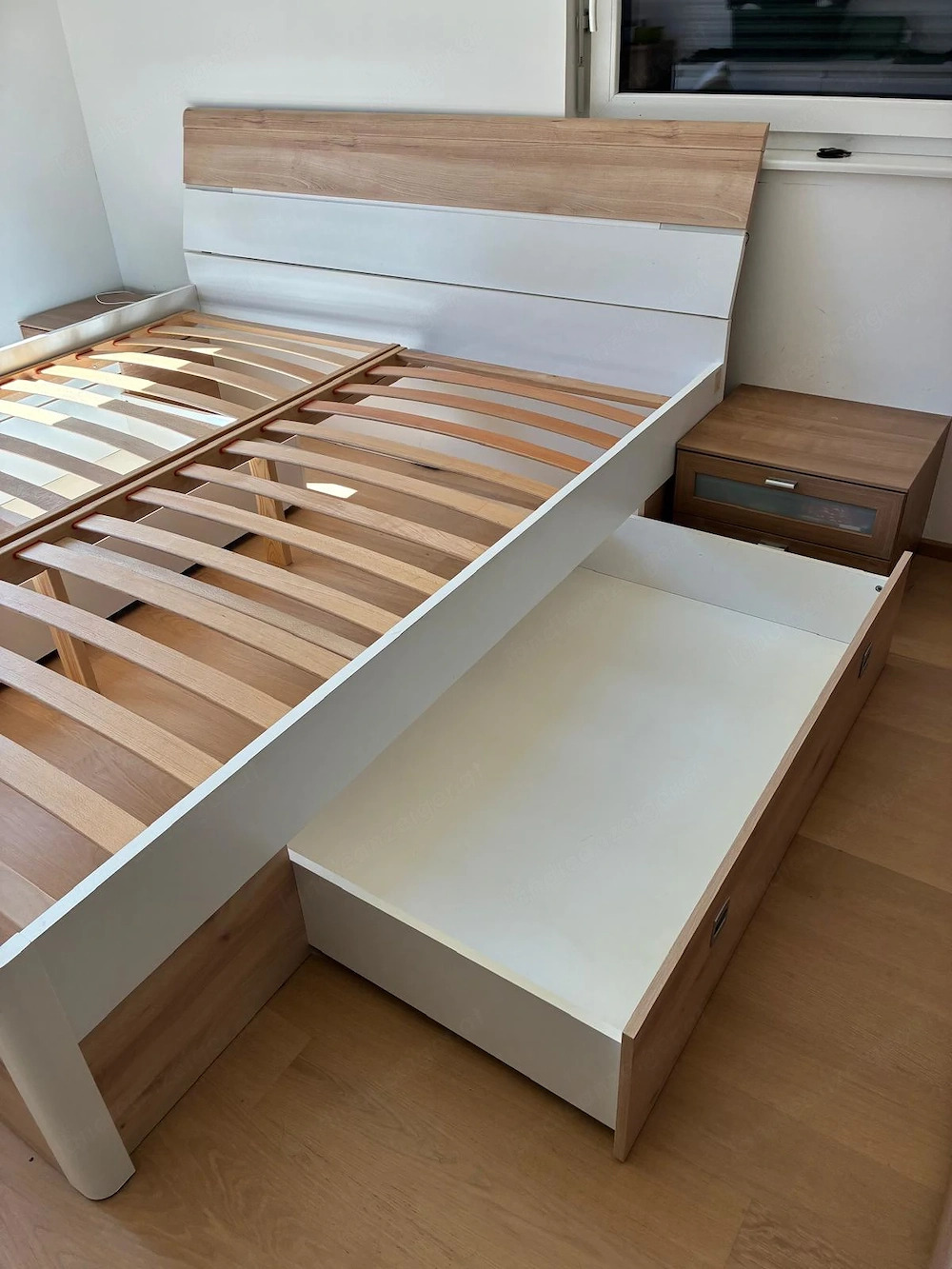 Bett mit Lattenrost und Schubladen 