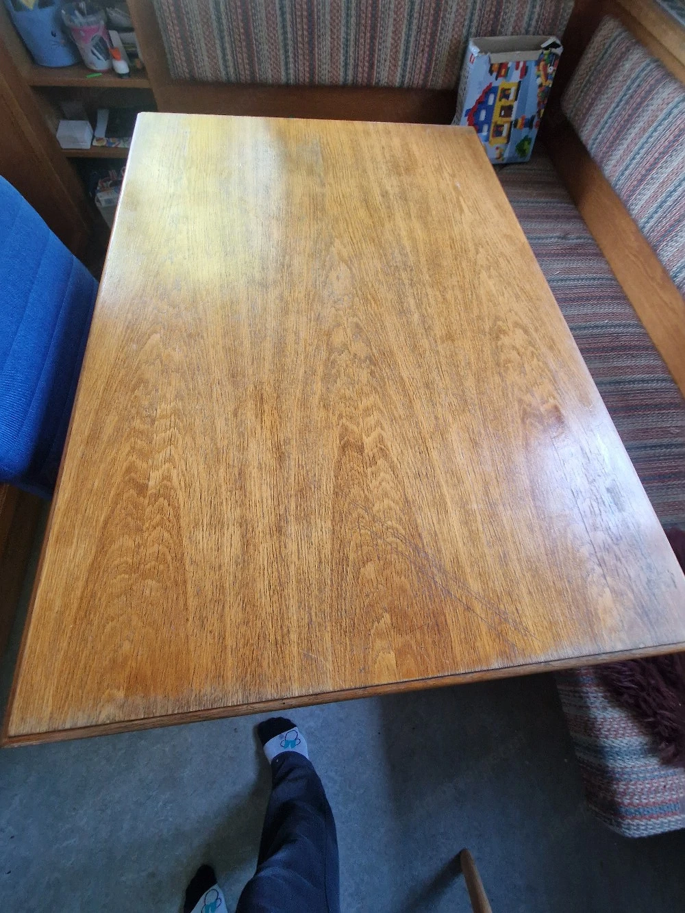 Holztisch mit 3 Stühlen