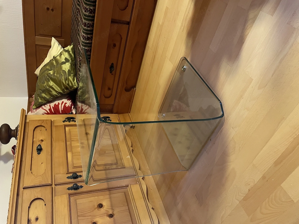 Glasbeistelltisch